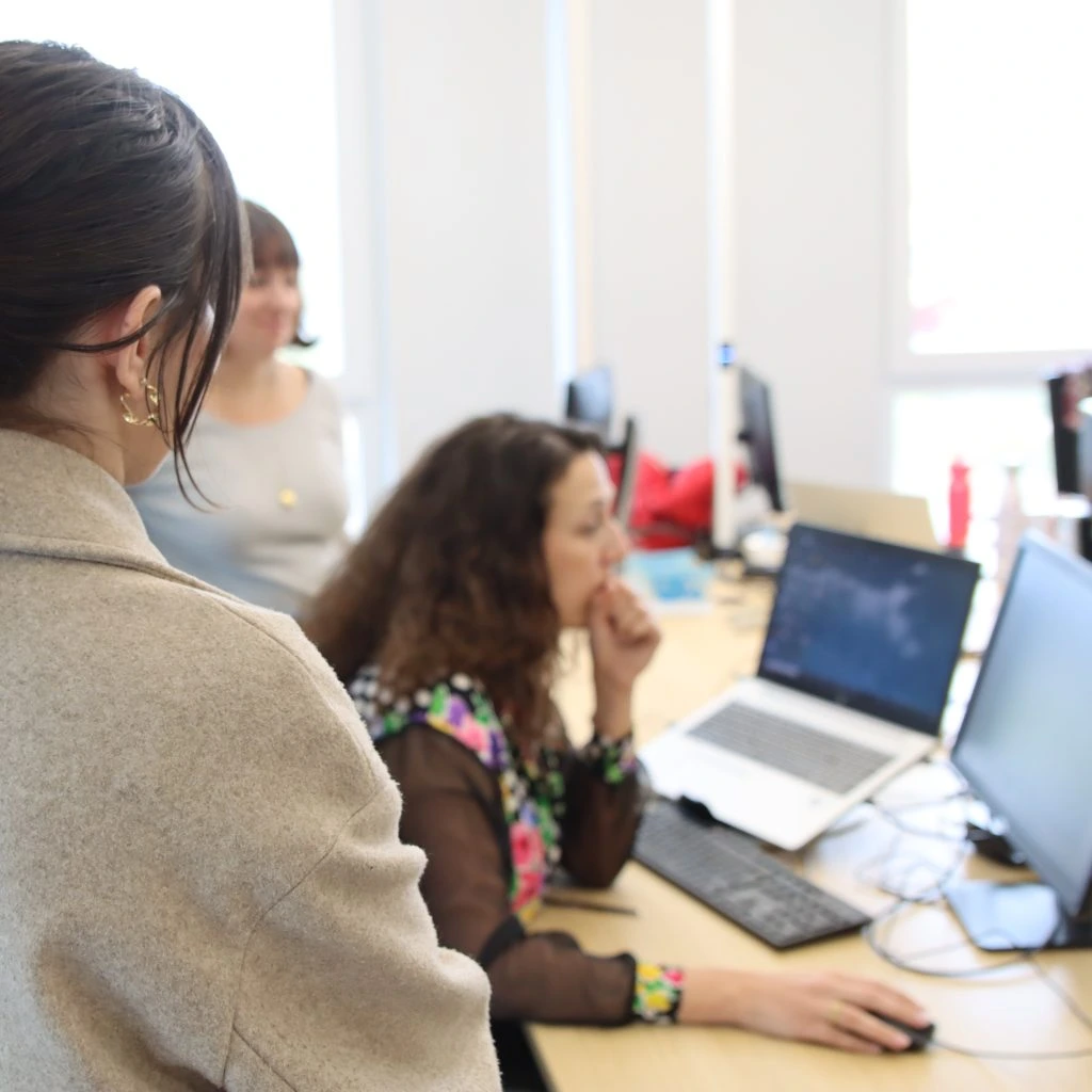 3 femmes regardant un écran d'ordinateur
