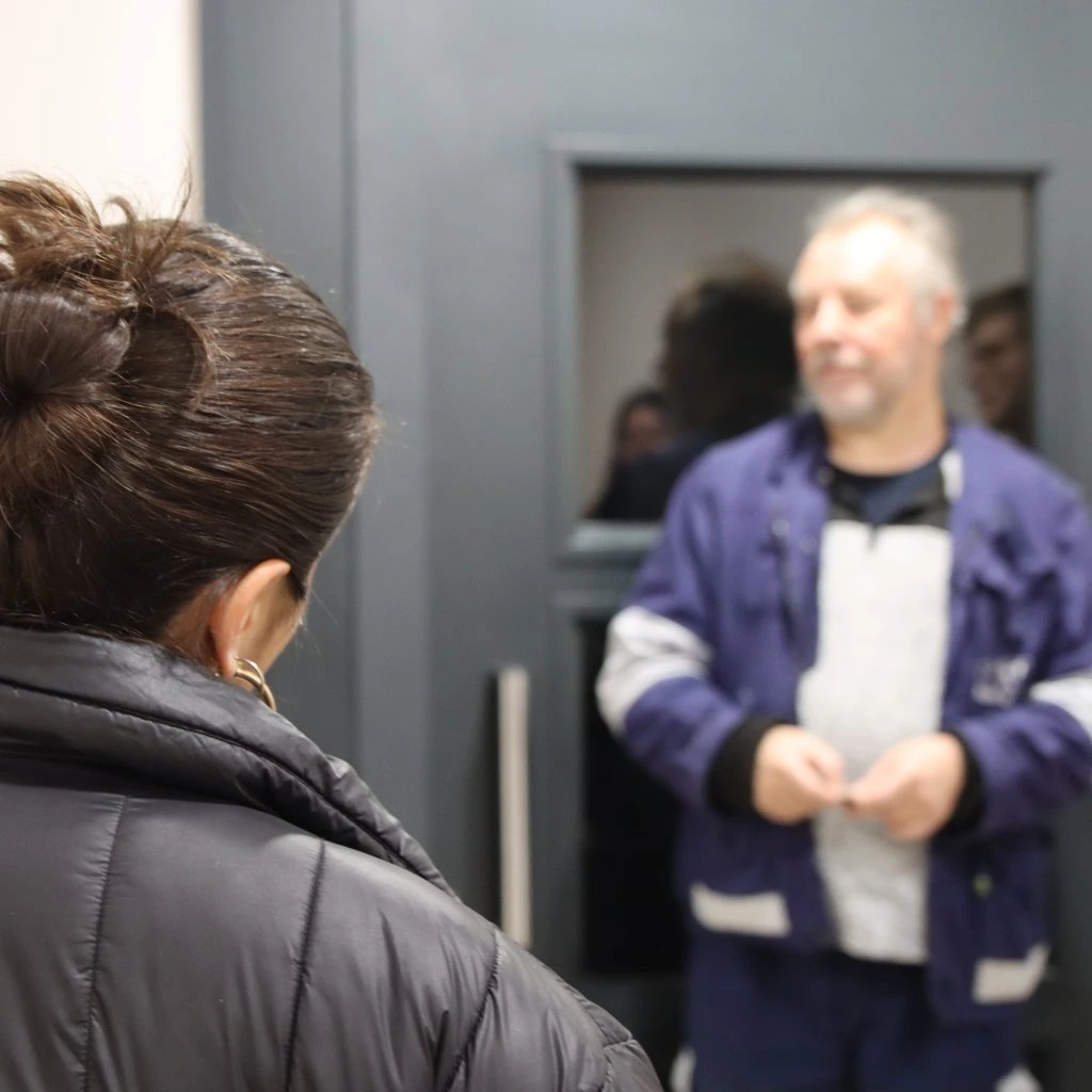 1 homme et 1 femme devant la porte d'entrée d'un immeuble