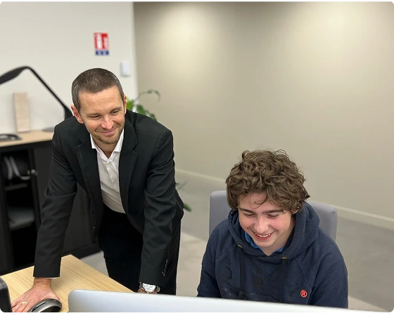 2 hommes regardant un écran d'ordinateur